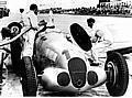 Grosser Preis von Deutschland auf dem Nürburgring, 25. Juli 1937. Hermann Lang (er belegte den siebten Platz) mit Mercedes-Benz Formel-Rennwagen W 125 beim Boxenstopp.